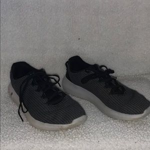 Under Armour men’s Size 9 tennis shoes